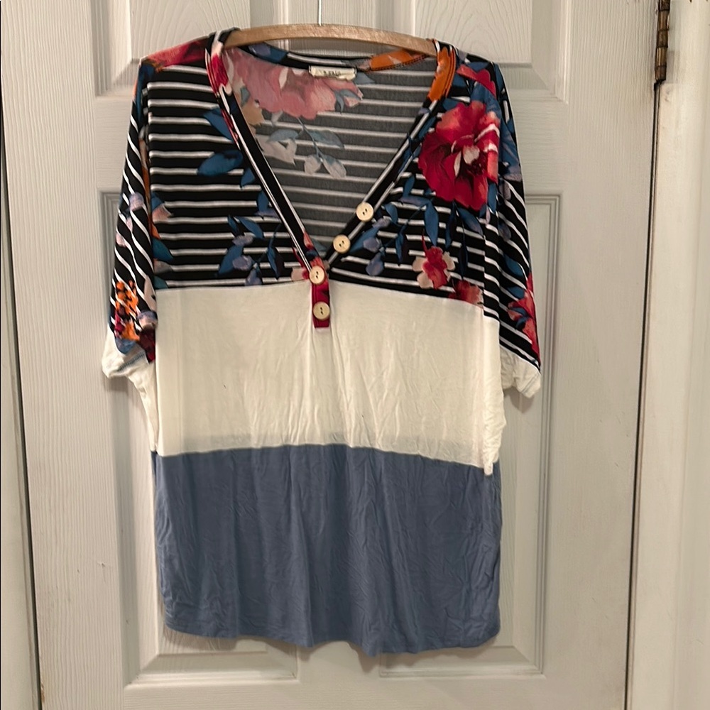 Black and White V-Neck 3/4 Sleeve Blouse